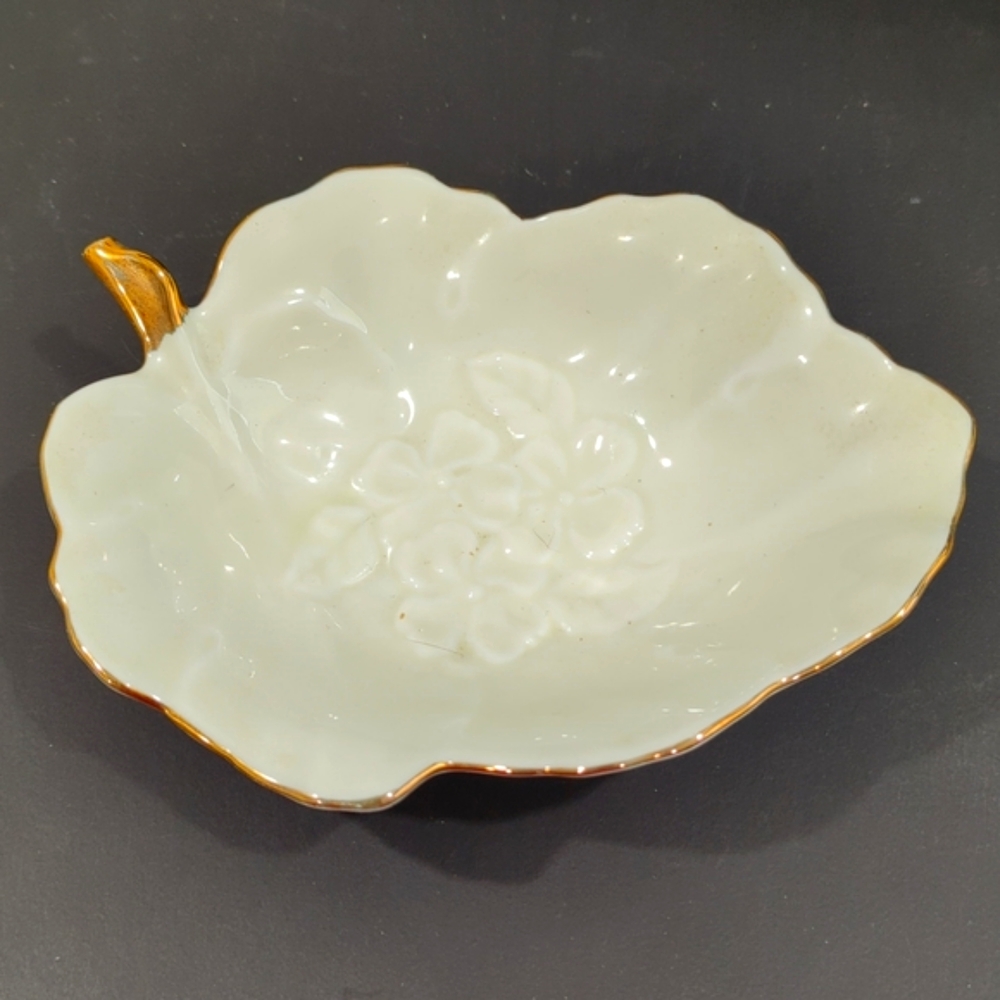 Masa Fine Porcelain Shiah Yih Leaf Candy Dish. VTG.